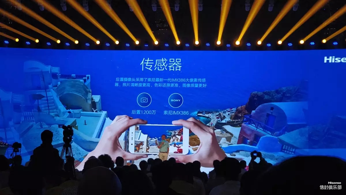 在现场,阚清子不仅言传身教向粉丝们分享了自拍技巧,在粉丝问答环节还讲述了自己日常生活中跟拍照有关的小事儿,比如在看微博时会对什么感兴趣,自家养的猫狗一般都怎样拍照,粉丝求拥抱,也爽快答应,亲切十足。在被问到为什么会代言海信手机H10时,清子说道:海信手机H10的前置2000万柔光自拍,拍出的人像清新自然,肤色均匀,细节处理非常打动人心,非常感谢海信团队给我们广大的用户带来这么美好的体验。